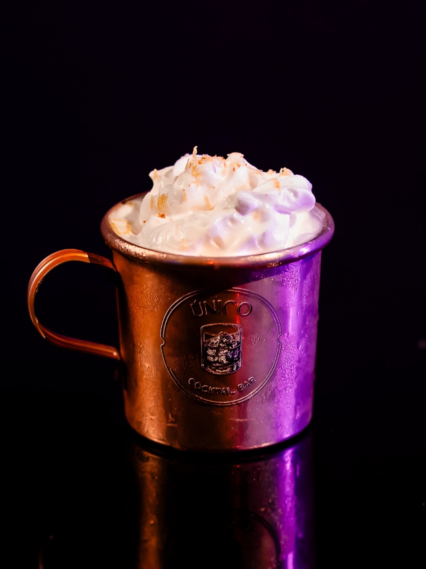 Caneca de cobre personalizada do Único Cocktail Bar